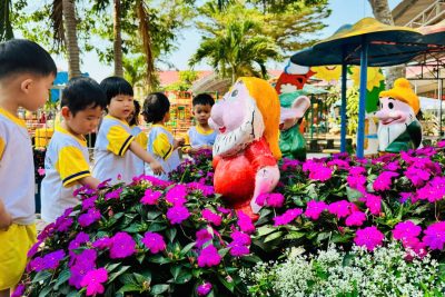 Bé ra chơi vườn hoa – Lớp nhà trẻ